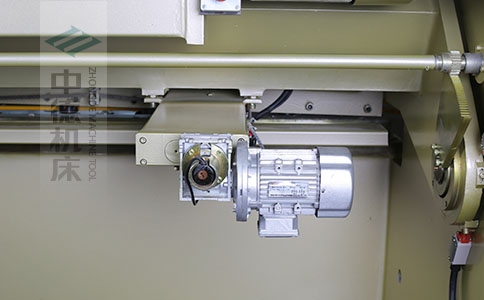 ZDS-832剪板机后档料布局，平行度高，并接纳国际一流品牌轴承，耐磨抗压寿命长.jpg