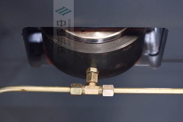 ZDPE10025高精度液压挠度弥补，高品德油缸，有用弥补中心地位角度误差.jpg